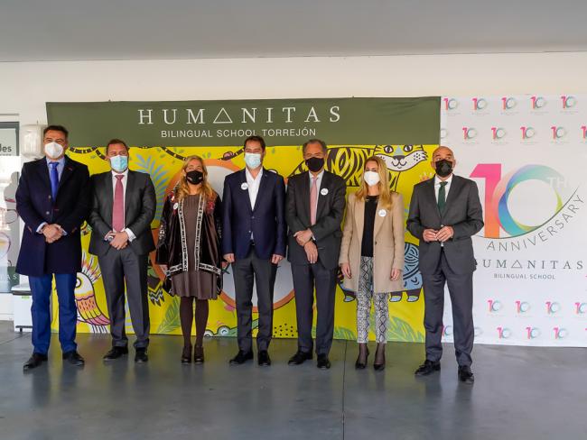 El consejero de Educación, Enrique Ossorio, y el alcalde de Torrejón de Ardoz, Ignacio Vázquez, visitaron el colegio Humanitas, uno de los centros educativos que participa en un programa regional contra el ciberacoso escolar