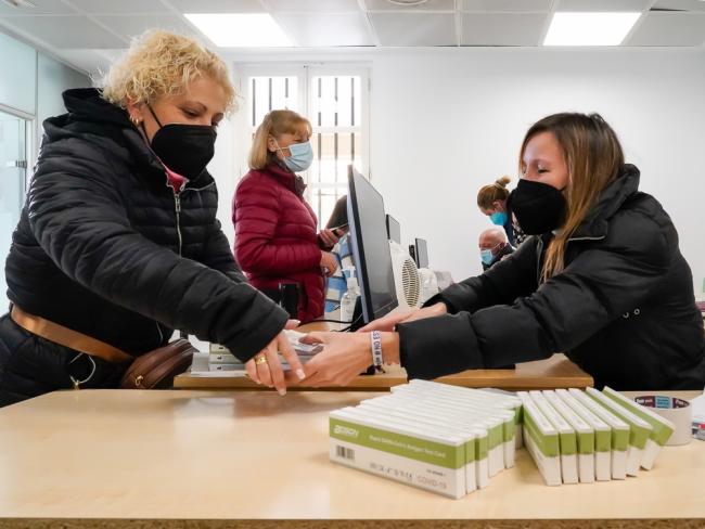 Hoy sábado, último día para recoger de forma gratuita el test de antígenos para la detección de la Covid-19 que entrega el Ayuntamiento de Torrejón de Ardoz, a iniciativa del alcalde, Ignacio Vázquez