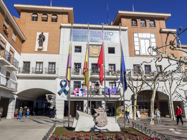 Torrejón de Ardoz se suma a la declaración de luto oficial en señal de condolencia con los familiares y amigos del pesquero Villa de Pitanxo y las banderas del Ayuntamiento ondean hoy a media asta