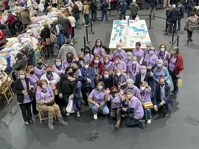 El Pabellón Polideportivo M4-Sonia Abejón acogió el pasado sábado el IV Encuentro Nacional de Bolillos de Torrejón de Ardoz al que asistieron cientos de personas de toda España