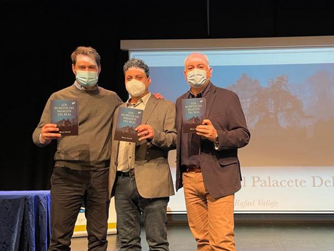 El Salón de Actos de la Casa de la Cultura acogió la presentación del libro “Los secretos del Palacete del Real”, del escritor torrejonero Rafael Vallejo 