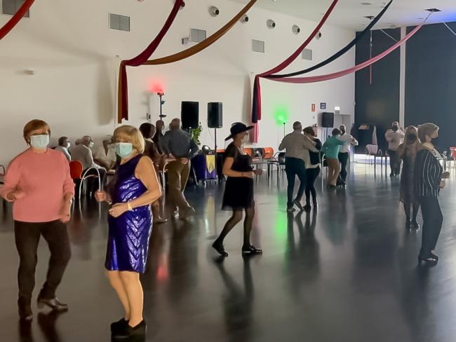 Continúan el programa de senderismo y los bailes, que se suman a los servicios de apoyo psicológico, fisioterapia, podología y peluquería que se ofrecen desde la Concejalía de Mayores del Ayuntamiento de Torrejón de Ardoz para su bienestar 