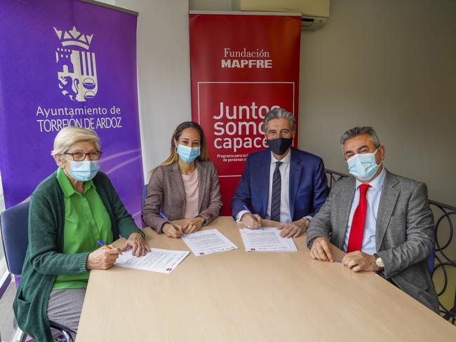 El Ayuntamiento de Torrejón de Ardoz, la Fundación Mapfre y ASTOR firman un convenio para la realización de prácticas formativas no laborales de personas con discapacidad intelectual