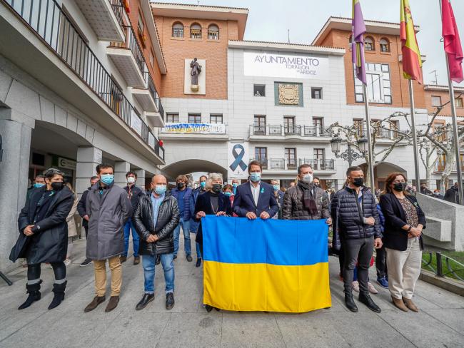 Torrejón de Ardoz ha guardado 5 minutos de silencio en la Plaza Mayor en solidaridad con el pueblo de Ucrania