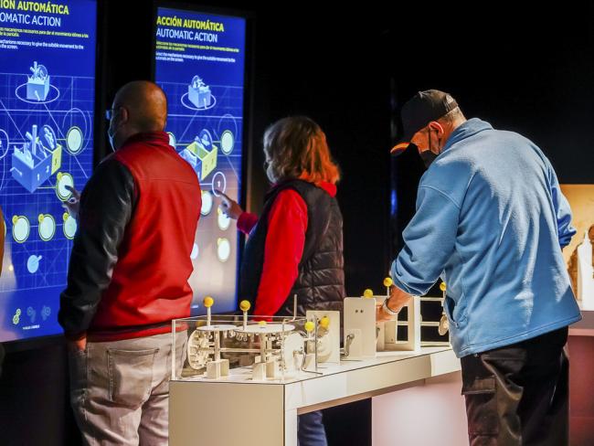 La Plaza Mayor acoge la exposición “Leonardo da Vinci. Observa. Cuestiona. Experimenta”, organizada por la Fundación "la Caixa" en colaboración con el Ayuntamiento de Torrejón de Ardoz