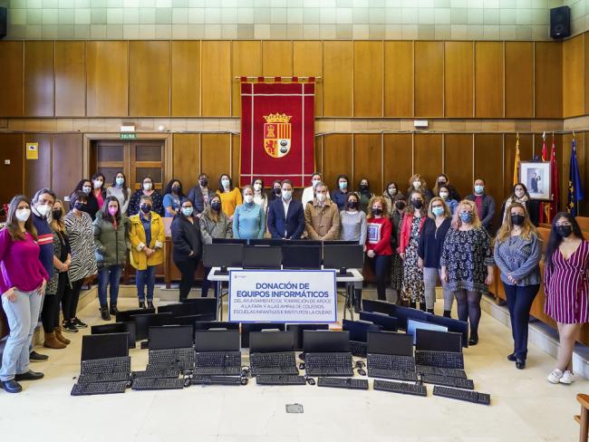 El alcalde, Ignacio Vázquez, hace entrega de 30 equipos informáticos a las AMPAS (asociaciones de madres y padres de alumnos) de colegios, escuelas infantiles e institutos de Torrejón de Ardoz