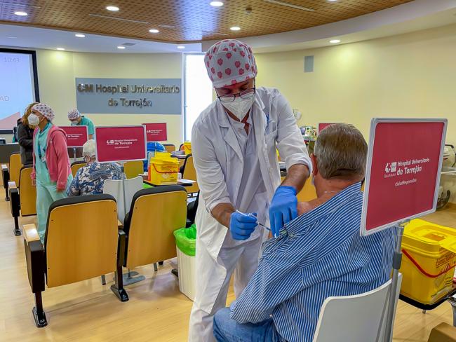 El Hospital Universitario de Torrejón de Ardoz vacuna contra la Covid-19 con autocita a todas las personas desde los 5 años 