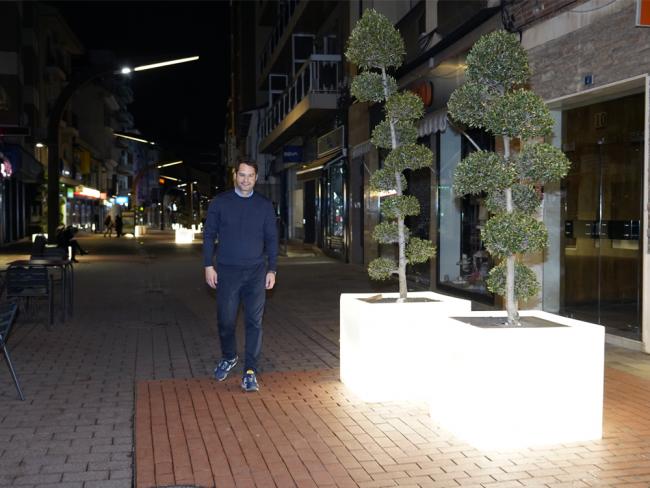 Los vanguardistas maceteros de la calle Enmedio lucen nueva iluminación tipo led, de menor consumo y más luminosidad que las bombillas anteriores