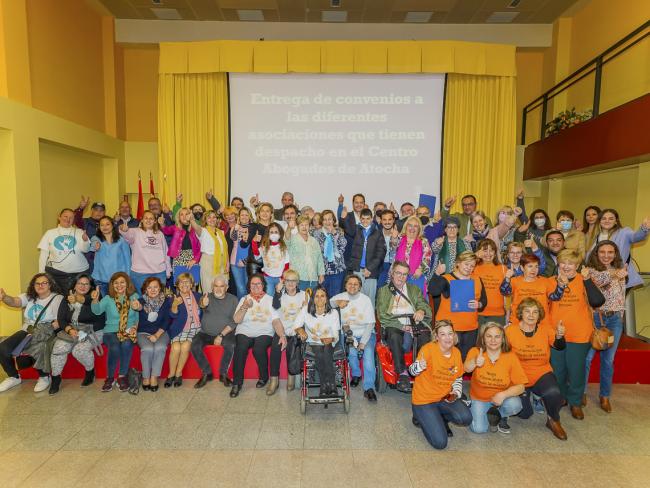 Entrega de convenios a distintas asociaciones de la ciudad