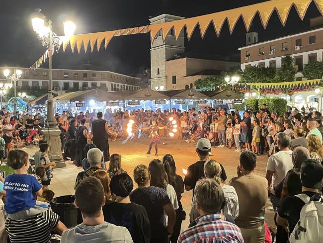 Espectacular asistencia de visitantes al Mercado Medieval en su regreso a Torrejón de Ardoz, que contó con gran ambientación de la época, un centenar de puestos, espectáculos de fuego, pasacalles, talleres y hasta un Dragosaurio
