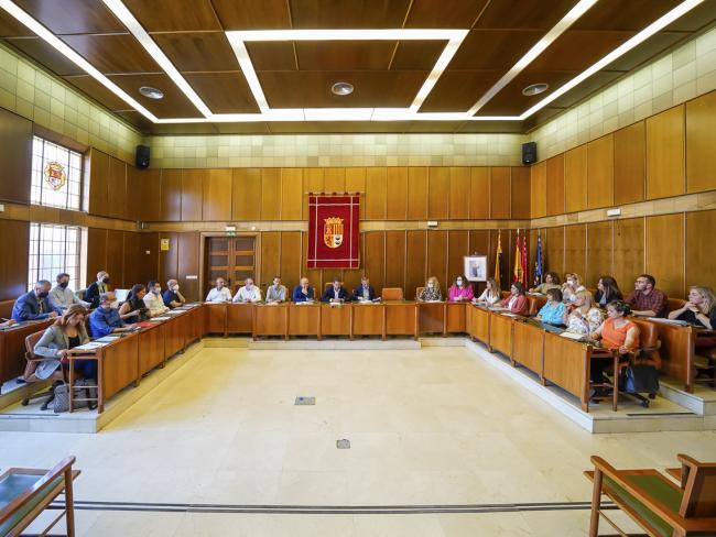 El alcalde, Ignacio Vázquez, se reúne con los directores de los 20 colegios públicos de la ciudad para anunciarles que el Ayuntamiento invertirá este año 750.000 euros en los centros educativos y que se mantendrán los servicios de limpieza extraordinarios puestos en marcha por la pandemia
