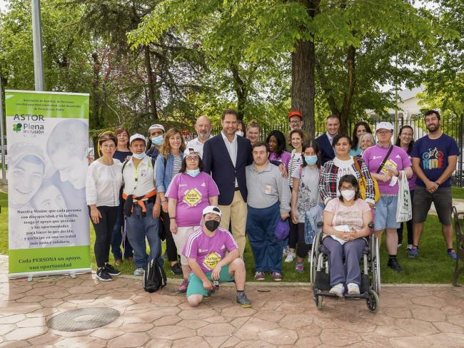 La Asociación ASTOR organiza la iniciativa “Tiendo mi mano” para fomentar el encuentro entre personas mayores y con diversidad funcional a través de actividades lúdicas
