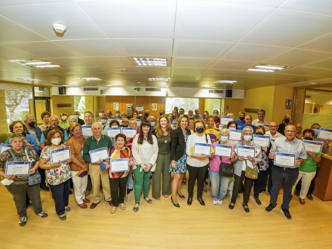 Dentro de la Semana de los Mayores llega Torrejón sin Brecha Digital, una iniciativa para que las personas mayores usen los móviles y las nuevas tecnologías