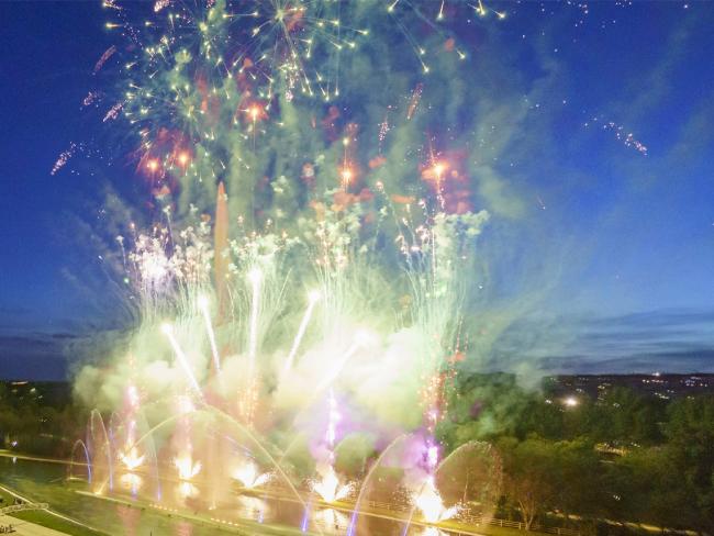 Brillante celebración del Día de Europa, destacando el homenaje a las víctimas por la invasión de Ucrania y el espectáculo de la Fuente del Parque Europa con Fuegos Artificiales