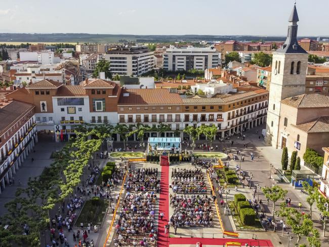 La Virgen de la Soledad fue coronada canónicamente en la Plaza Mayor, procesionando posteriormente por las calles del centro de Torrejón con fuegos artificiales y lluvia de pétalos a su finalización