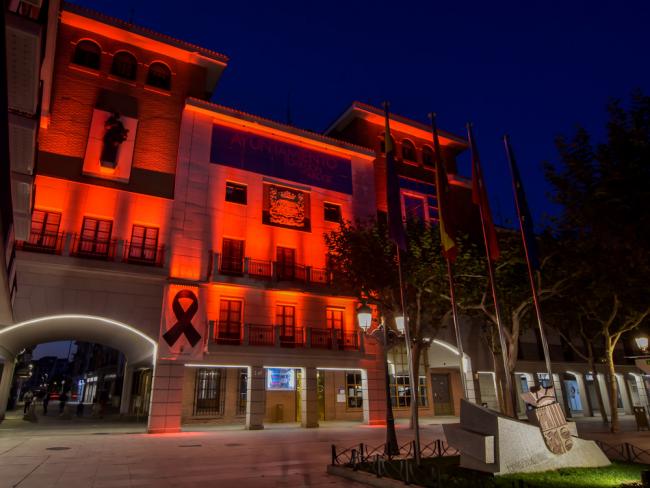 La fachada del Ayuntamiento de Torrejón de Ardoz se ilumina hoy de rojo con motivo del Día Mundial del Donante de Sangre para concienciar a la población de la necesidad de hacer donaciones para reforzar las reservas de sangre