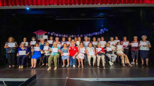 El Centro Cultural Las Fronteras acogió un homenaje de reconocimiento a las personas mayores de 70 años matriculadas en la Escuela Municipal de Adultos