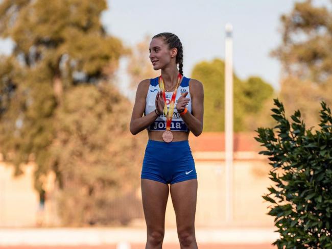 La atleta torrejonera Andrea Moreno, medalla de oro en el Campeonato de Madrid en 400 metros y bronce en el de España en 800 metros, en categoría sub-20 