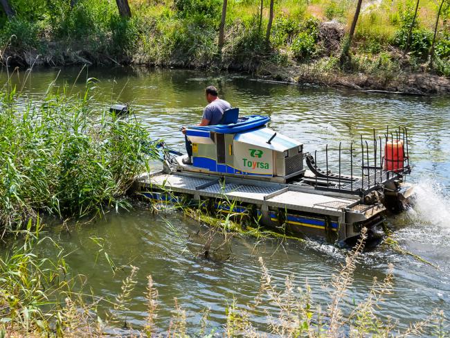El Ayuntamiento de Torrejón de Ardoz continua los trabajos contra los mosquitos y la mosca negra con el barco anfibio, que retira las plantas acuáticas donde se encuentran la mayoría de las larvas