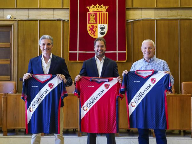 El alcalde, Ignacio Vázquez, recibe una camiseta por parte de la AD Torrejón CF, como muestra de reconocimiento por el apoyo del Ayuntamiento