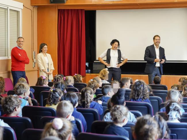 El alcalde, Ignacio Vázquez, visita a los alumnos de 4 años del CEIP Vicente Aleixandre, que trabajan en un proyecto sobre la ciudad y sus personalidades ilustres, y mantiene una divertida charla con los pequeños 