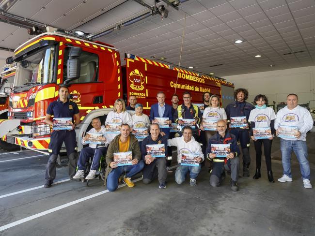 Presentado el calendario solidario de la Asociación de Esclerosis Múltiple de Torrejón de Ardoz (ADEMTA) para el que han posado componentes de la entidad acompañados por algunos bomberos de la ciudad  