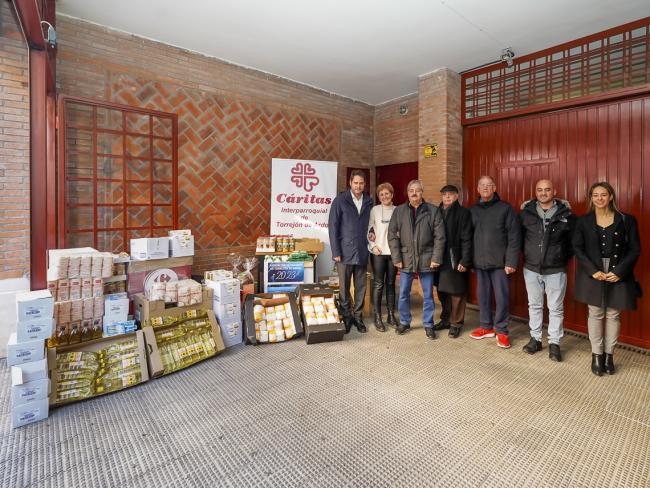 La Asociación de Parados de Torrejón de Ardoz entrega alimentos por valor de 1.805 euros a Cáritas