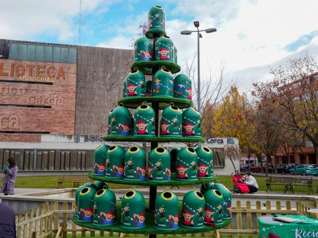 Ecovidrio instala un “Árbol de Miniglús” en Torrejón de Ardoz con la imagen de los Guachis y sorteará mañana miércoles 14 y el jueves 15 de diciembre 100 unidades para concienciar sobre el reciclaje 
