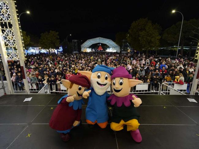 Todos los días, los Guachis ofrecen varios pases de su espectáculo de baile y animación para los más pequeños en el escenario de la Puerta Mágica en el Parque de la Navidad de España