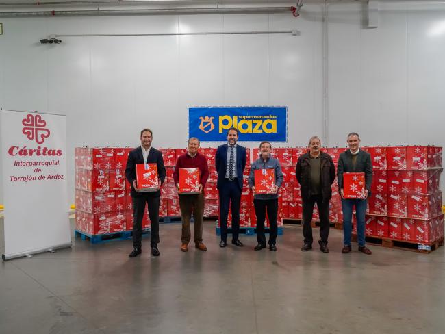El Ayuntamiento entrega a Cáritas 500 cestas con alimentos de primera necesidad y productos navideños para su distribución entre las familias más desfavorecidas de la ciudad