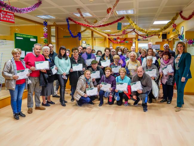 Entregados los diplomas de los nuevos talleres de “Mayores en Línea”, una iniciativa para que las personas mayores aprendan sobre el uso de los móviles