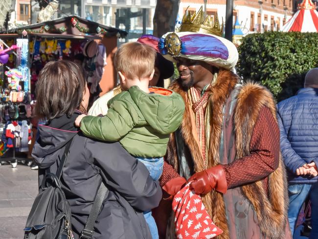 Hoy jueves, 29 de diciembre, el Rey Baltasar paseará y repartirá a las 12 de la mañana caramelos a los niños por la Zona Centro de Torrejón de Ardoz 