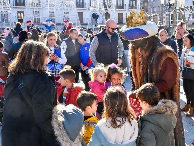 El Rey Baltasar paseará y repartirá a las 12 de la mañana caramelos a los niños por la Zona Centro de Torrejón de Ardoz hoy martes 27, mañana miércoles 28 y el jueves 29 de diciembre 