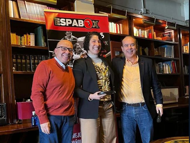 La campeona del mundo de boxeo y concejala de Mujer del Ayuntamiento de Torrejón de Ardoz, Miriam Gutiérrez, recibió el Premio Espabox-María Jesús Rosa como mejor boxeadora de los años 2019 y 2021