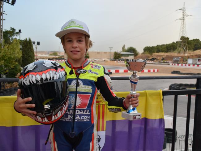 El joven torrejonero, Álvaro González, medalla de bronce en la clasificación general del Campeonato de España de motociclismo en la categoría de Supermoto 65cc Road
