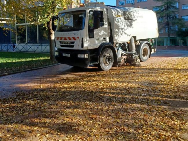 El Ayuntamiento de Torrejón de Ardoz pone en marcha un servicio de limpieza especial para recoger, en la medida de lo posible, las hojas caídas sobre zonas peatonales 