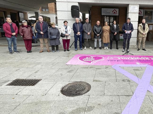 Torrejón de Ardoz ha guardado hoy lunes, 2 de enero, un minuto de silencio en homenaje a las víctimas de la violencia de género de 2022, una lacra mundial que el año pasado se cobró la vida de 48 mujeres 