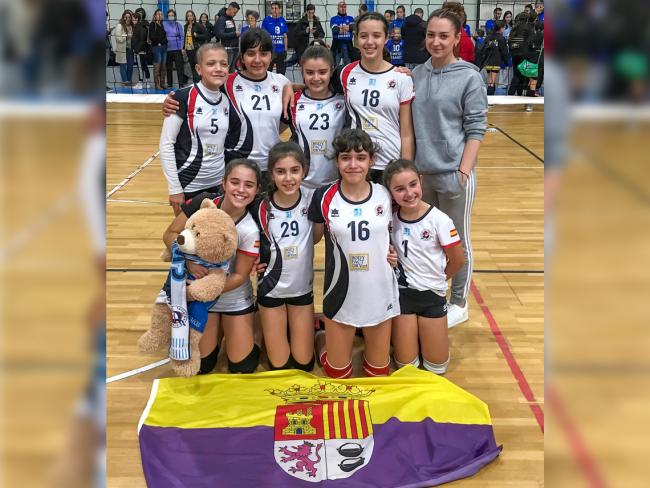 El equipo femenino alevín del Club Voleibol Torrejón, subcampeón de la Copa de España