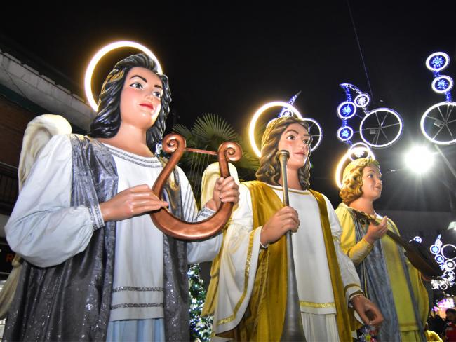 El Pasacalles de los Ángeles Navideños Gigantes para anunciar la llegada de los Reyes Magos se celebra hoy lunes 2, mañana martes 3 y el miércoles 4 de enero en la Plaza Mayor-Plaza de la Navidad de Torrejón de Ardoz 