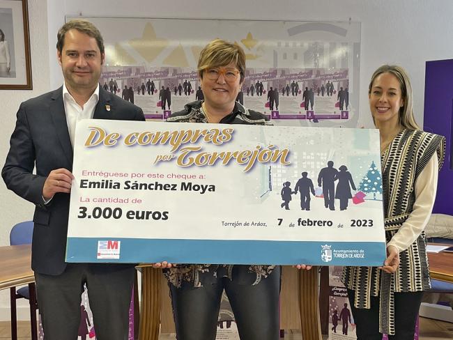 Los ganadores del concurso “De compras por Torrejón en las Mágicas Navidades” han recibido hoy sus cheques regalo 