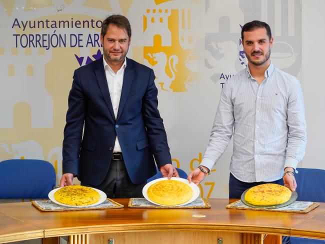 Este próximo domingo 5 de febrero se celebrarán las actividades municipales con motivo del Día de la Tortilla en el Recinto Ferial, que incluirán reparto gratuito de este plato típico y postre