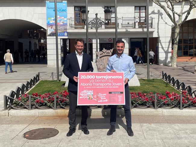 Ya son más de 20.000 los jóvenes torrejoneros que disfrutan del Abono Joven que ahora tiene un importe de 8 euros para moverse en trasporte público por toda la región