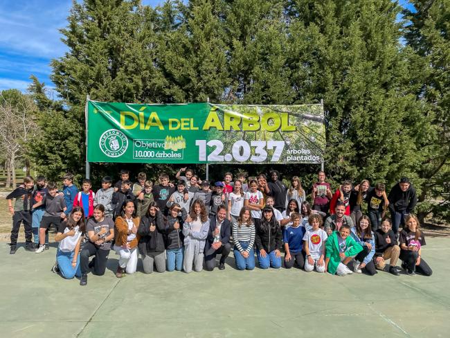 Con motivo del Día del Árbol, 600 escolares han ayudado en la plantación de 196 árboles con los que en Torrejón de Ardoz se han plantado 12.037 árboles en los últimos 4 años, superando todas las previsiones
