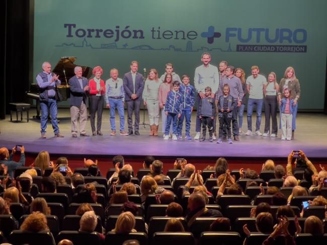 El alcalde, Ignacio Vázquez, con el torrejonero Jorge Garbajosa, presidente de la FEB, realizaron un emotivo recorrido por el proceso de transformación y mejora de la ciudad en el acto central del “Plan Ciudad: Torrejón Tiene +  Futuro"