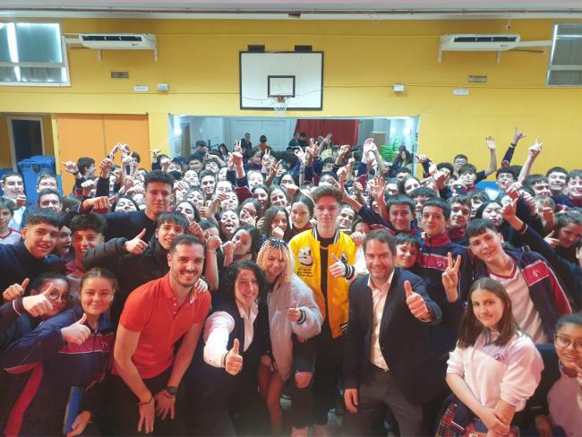 Espectacular inicio de las visitas de las jóvenes estrellas de TikTok, Animalize21 y Larissa Kimberly, a los institutos y colegios de Torrejon de Ardoz con motivo de la Semana de la Mujer
