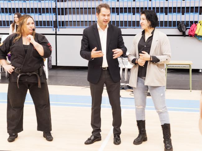 Gran acogida de la masterclass de defensa personal gratuita impartida por la cuatro veces campeona del mundo de defensa personal kajukembo y bicampeona mundial de defensa personal All Styles, Cristina Álvarez