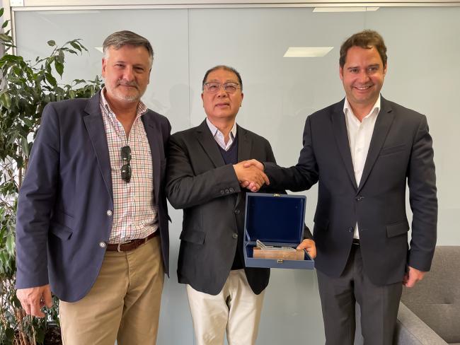 El alcalde, Ignacio Vázquez, recibe al empresario chino, Yongling Wan, y al torrejonero, Felipe Sutil