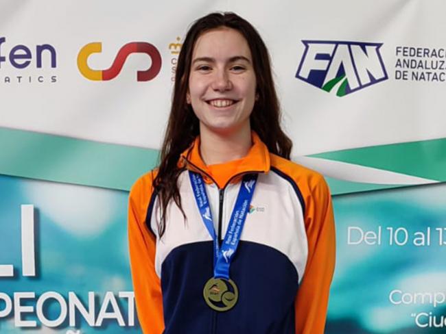 La torrejonera, Jimena Ruiz, destaca en el Campeonato de España de natación junior y absoluto de invierno logrando cinco medallas a nivel individual y otra por equipos
