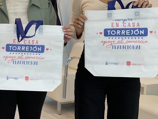 Un total de 284 comercios entregan bolsas de compra reutilizables a sus clientes con la campaña “Compra en casa, compra en Torrejón. Apoya al Comercio Tradicional y cuida el medioambiente, reutiliza y recicla”