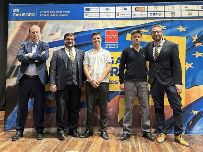 Los torrejoneros, Sergio Gallego y Francisco Javier Hurtado, alumnos del San Juan Evangelista, ganadores del concurso “¿Qué sabes de Europa?”